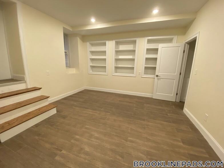 Building Photo - 1616 Beacon St