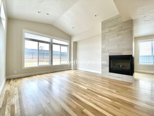 Building Photo - BEAUTIFUL 4 bed 2 1/2 Bath Located in Cent...
