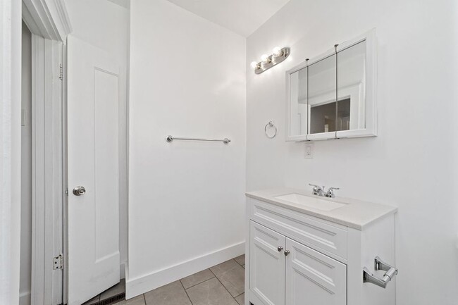 Building Photo - Remodeled apartment in central location. P...