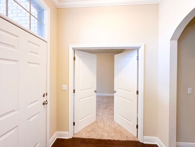 Building Photo - Well maintained 4 bedroom home with 2 car garage