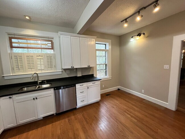 Building Photo - Blending Relaxation & Sophistication to Create the Ideal Place.