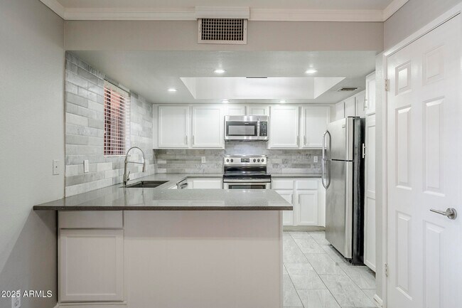 Building Photo - 4303 E Cactus Rd