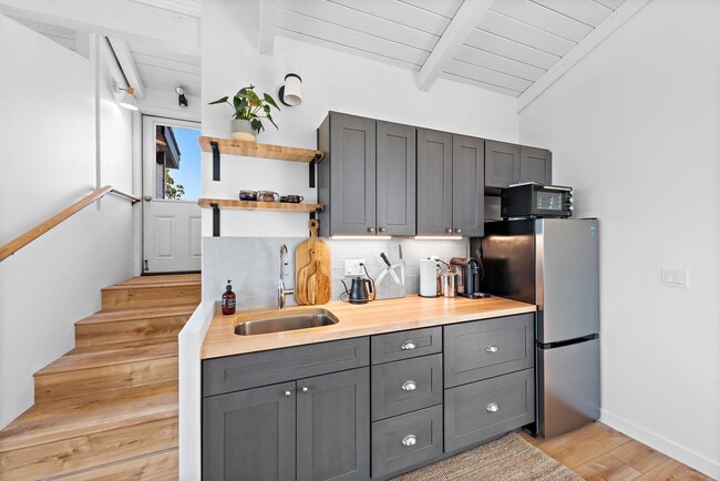 Building Photo - Must See Roof Top Deck!