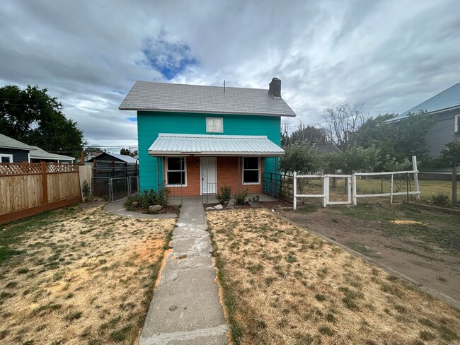 Building Photo - Beautifully renovated 3bedroom/2 bath hous...