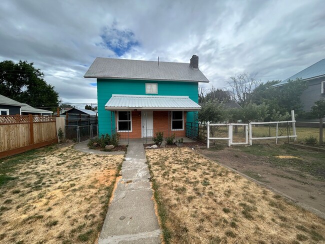 Building Photo - Beautifully renovated 3bedroom/2 bath house. 1/2 off 1st month's rent!