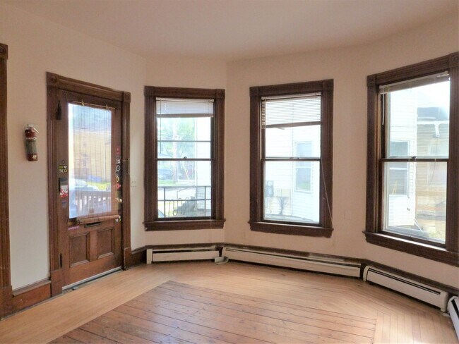 Building Photo - 12 Hickok Pl