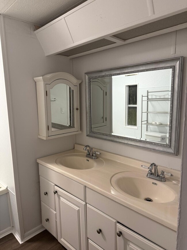 Building Photo - 11621 Venetian Ave