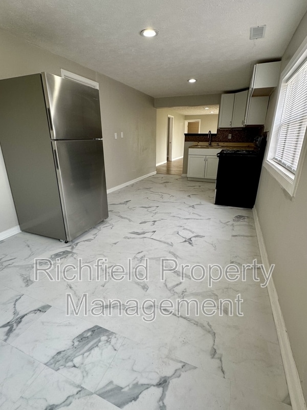 Building Photo - 405 W 3rd St