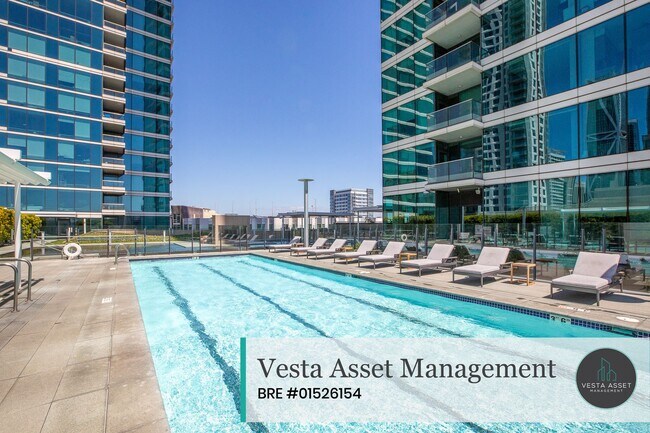 Building Photo - Luxurious High-Rise Living with Iconic San Francisco Views