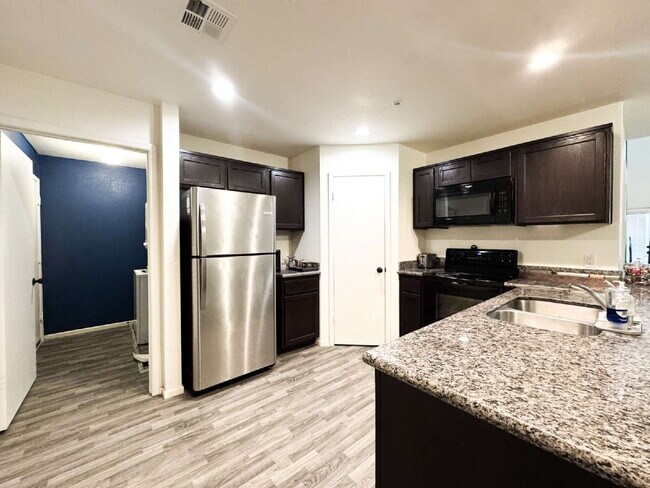 Building Photo - "Spacious 4-Bed, 3-Bath Condo in Desert Sky!"