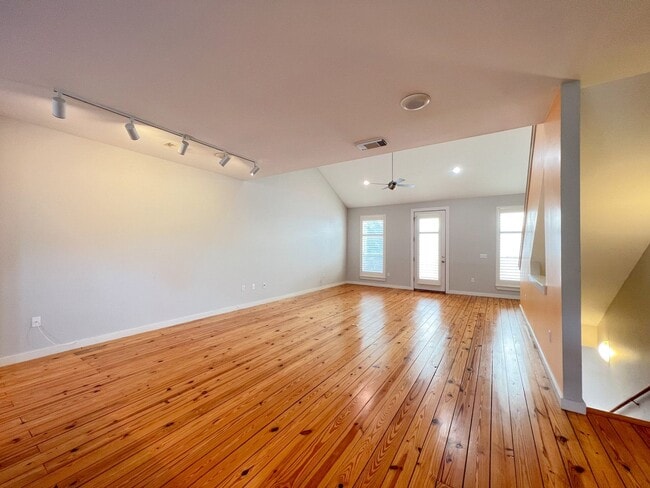 Building Photo - 1205 Kinney Ave