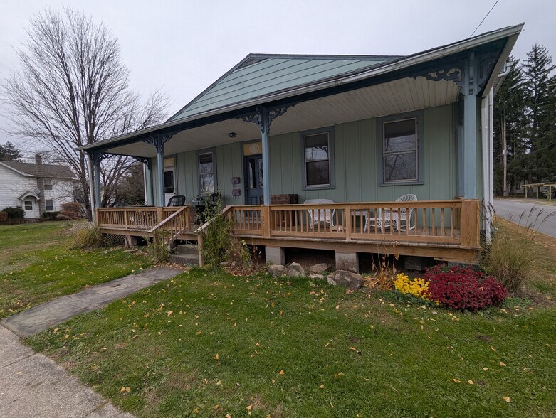 Building Photo - 2679 Riverside Dr