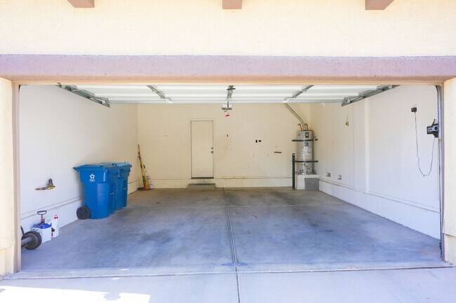 Building Photo - 3 Bed / 2.5 Bath Townhome with Loft, 2 Car Garage & Spacious Backyard – Southern Highlands