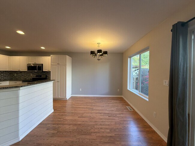 Building Photo - 5042 NE Schoeler Cir