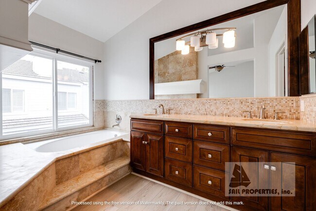 Building Photo - 581 N Pageant Dr