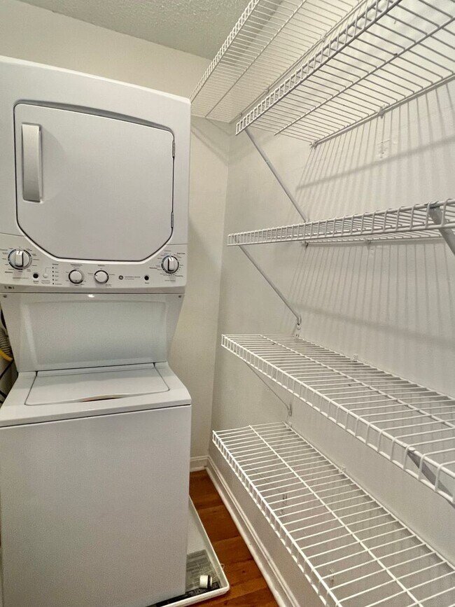 Building Photo - W/D included - 1BR Piedmont Park!