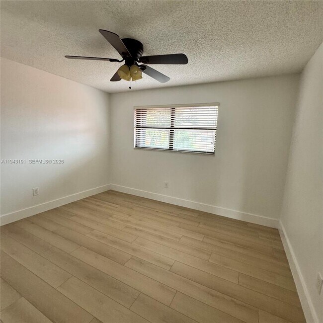 Building Photo - 9023 SW 113th Pl Cir W