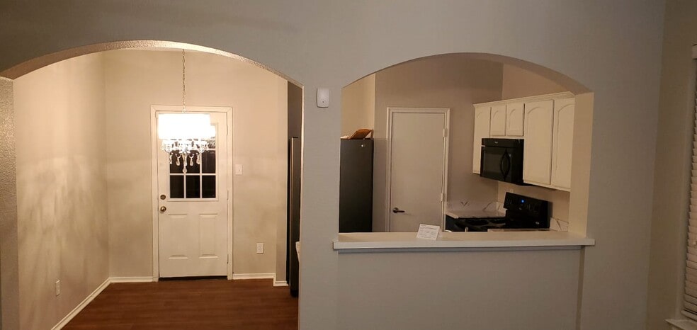 Building Photo - 2241 Stonebrook Ln