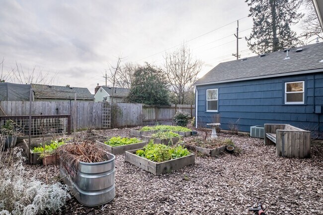 Building Photo - Charming 3-Bed 2 Bath Home with Spectacula...