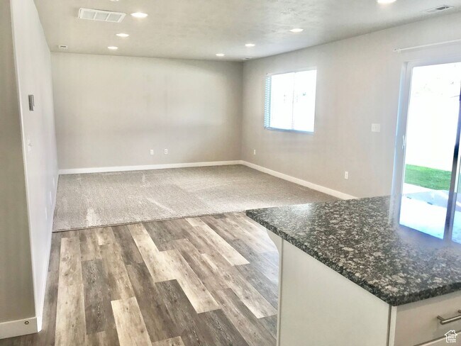 Building Photo - 455 S 390 W
