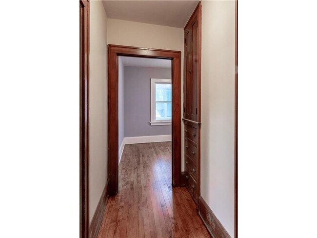 Building Photo - Huge 5 Bedroom - SFH- Walk to Macalester!