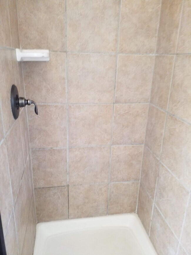 Building Photo - Spacious Family Home