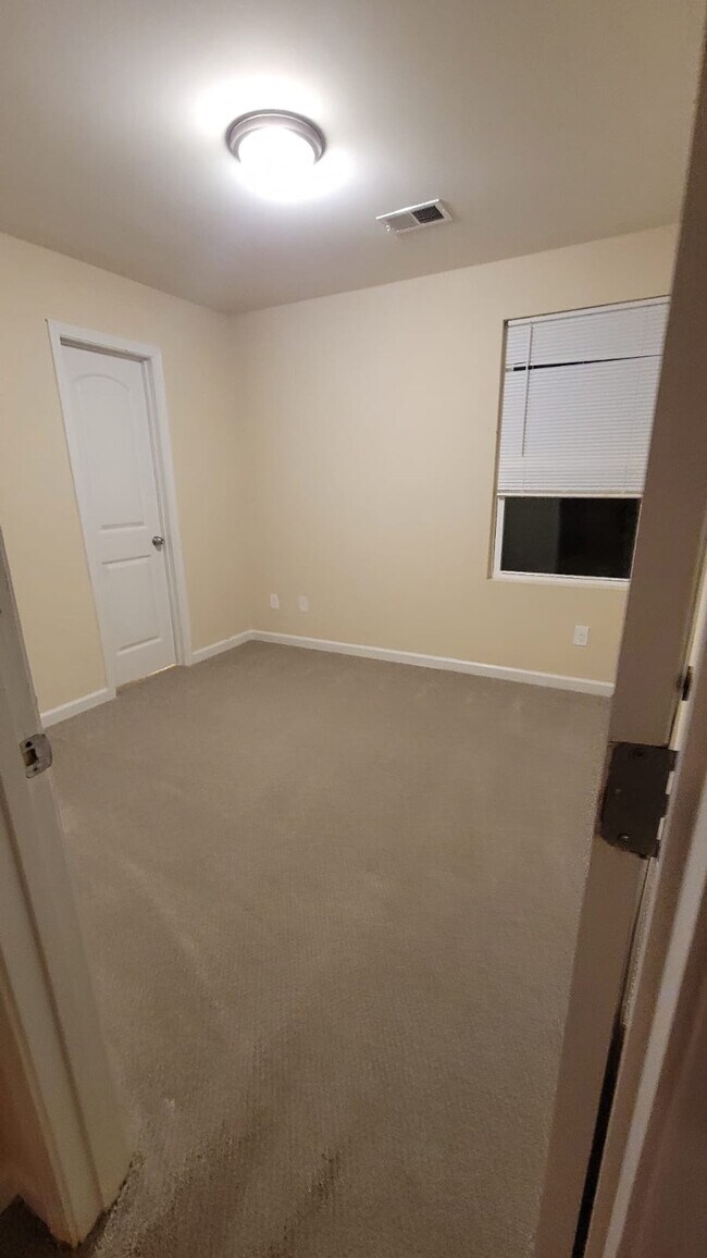 Building Photo - 2545 Piering Dr
