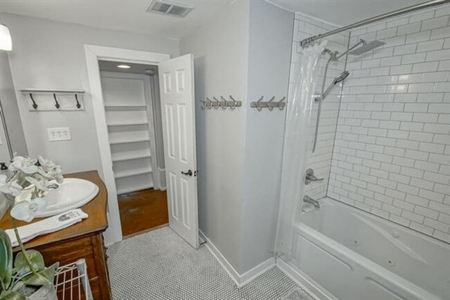 Building Photo - 4176 Vincennes Pl
