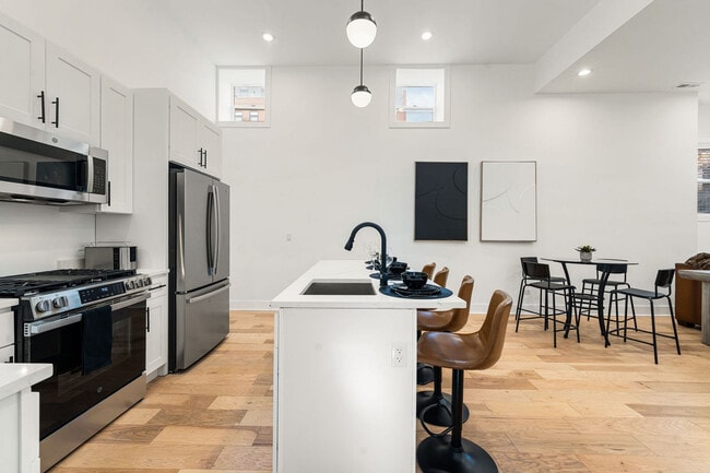 Building Photo - 1941 W Augusta Blvd