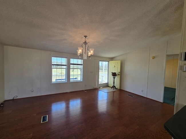 Building Photo - 4 Bed, 2 Bath Ranch in New Hope Area
