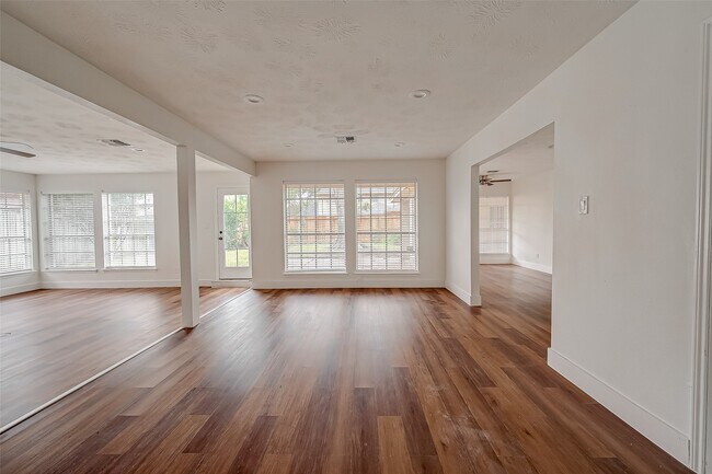 Building Photo - 934 Goldfinch Ave