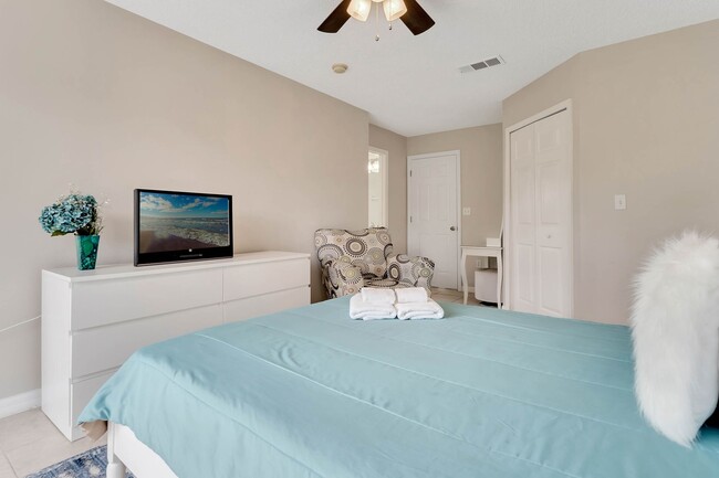 Building Photo - Gorgeous 4-Bedroom, 4-Bathroom Home in Kis...