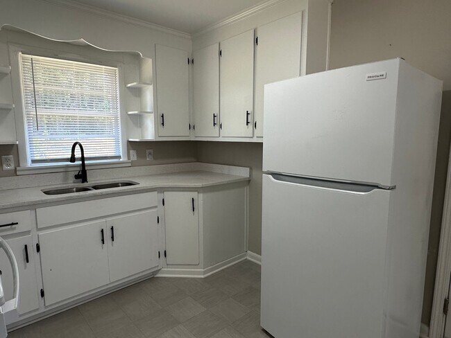 Building Photo - 3 Bedroom, 1 Bath Updated Home so very close to Ft Bragg!!