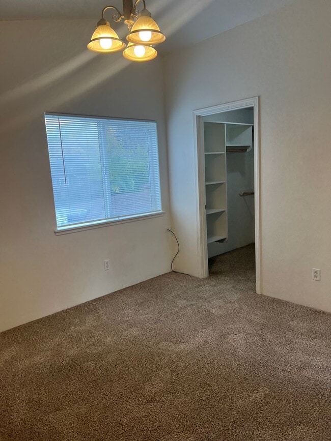 Building Photo - Lovely 3 bedroom, 2.5 bath home with laundry, near schools