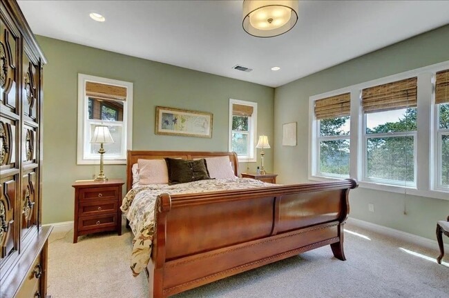 Building Photo - Lake View, 5 bedroom, 3 bath home in gated...