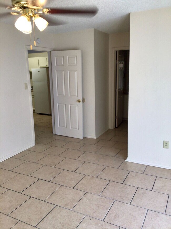 Building Photo - 2647 Amanda Dr