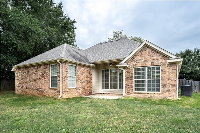 Building Photo - 1536 N Oakhaven Pl