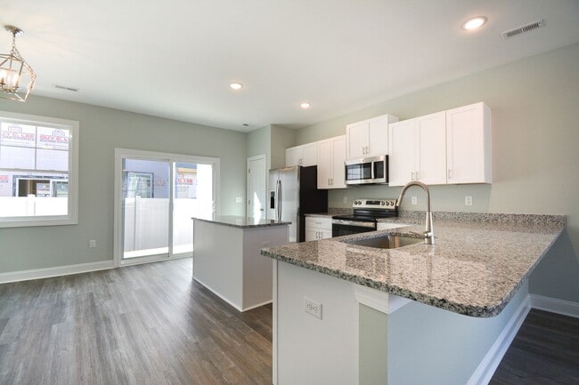 Building Photo - Gorgeous 2 Bedroom Townhome in Beachside Village