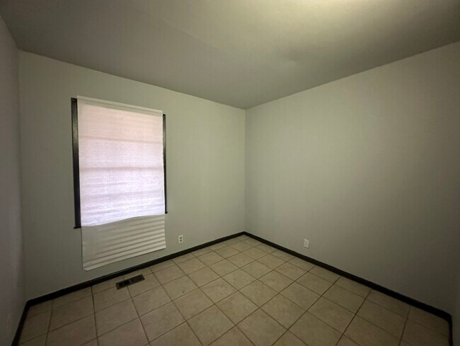 Building Photo - 802 Knollcrest Dr