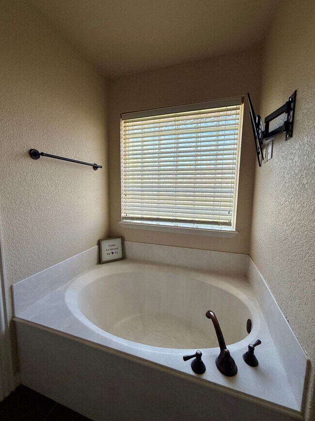 Building Photo - 5 bedroom - Great OUTDOOR LIVING - ALEDO ISD