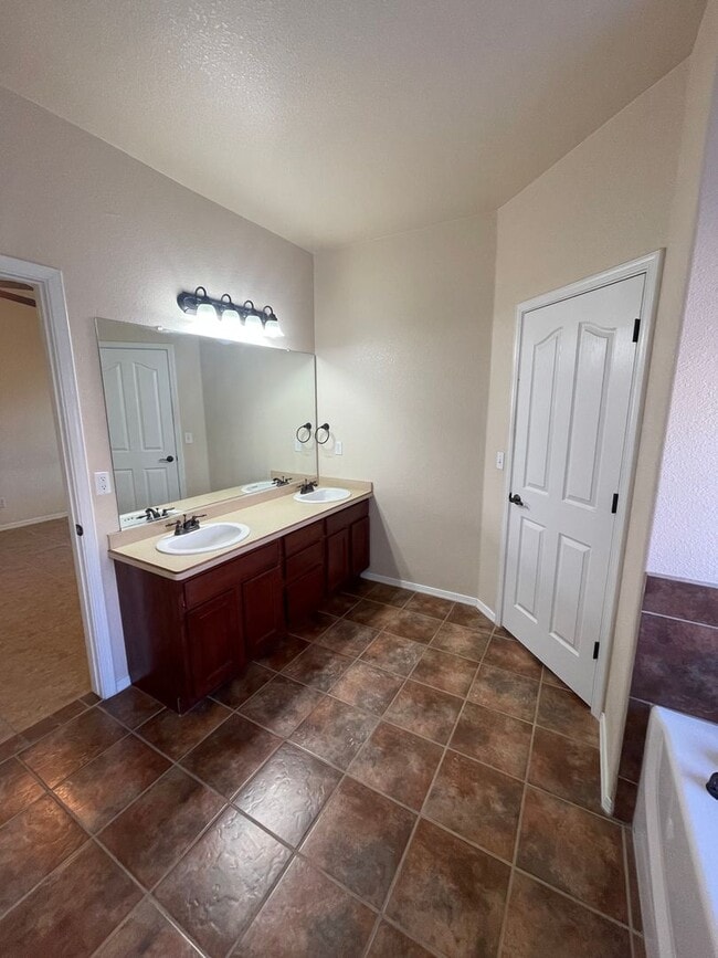 Building Photo - Lovely 4 Bedroom/2 Bath home in Parkhill E...