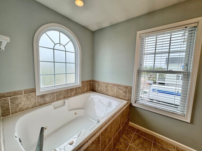 Building Photo - Beautiful 3 Bedroom Duplex by the Beach! A...