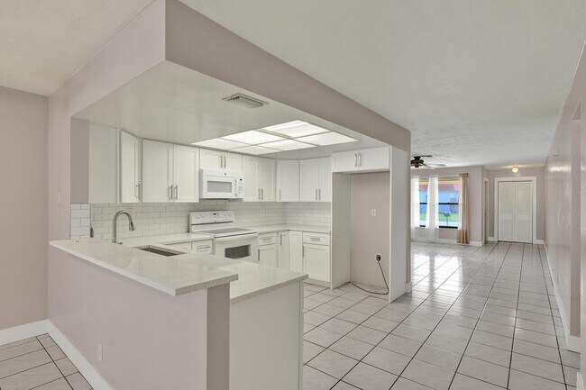 Building Photo - 7010-7012 NW 78th Ave