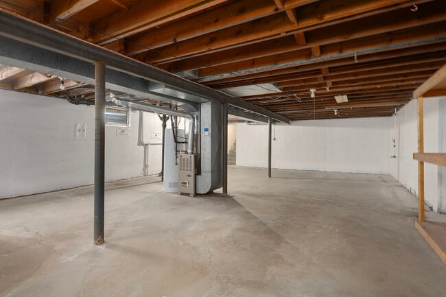 Building Photo - 622 NW Kay Dr