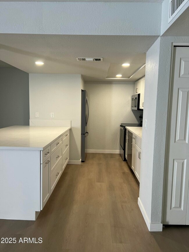 Building Photo - 540 E Royal Palms Dr