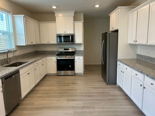 Building Photo - 5 Bedroom 4 Bathroom Home in The Quail Riv...