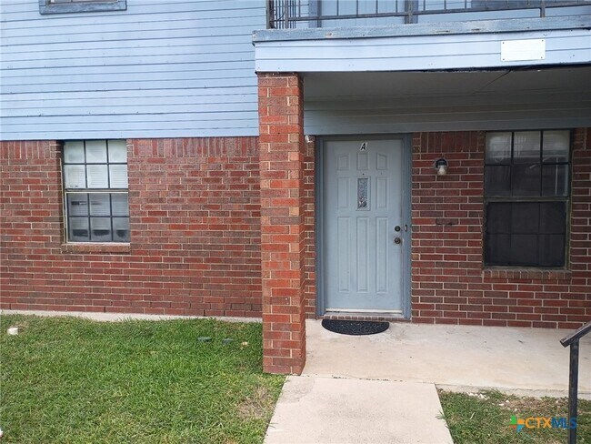 Building Photo - 4805 Cedarhill Cir