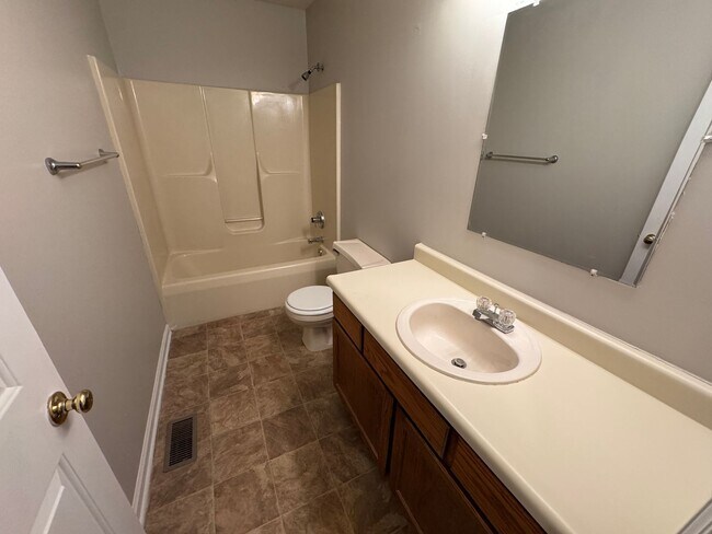 Building Photo - Eagle Creek 3 Bed 2.5 Bath