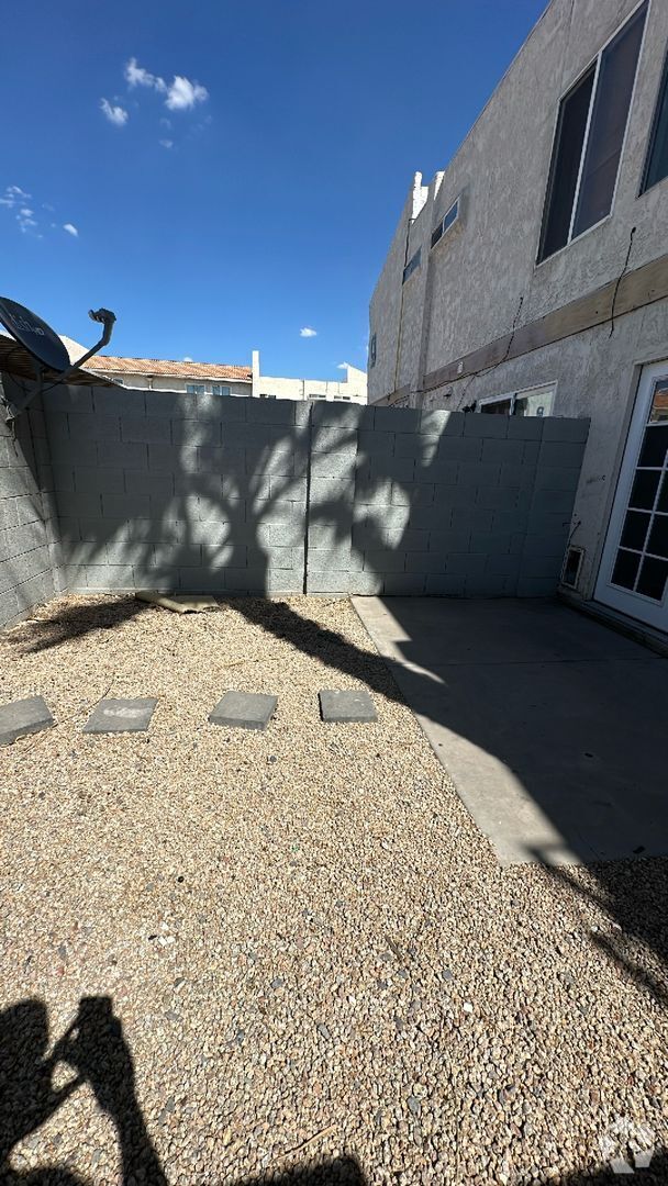 Building Photo - Updated 2 Bed/1 Bath Condo at 43rd Ave & I...