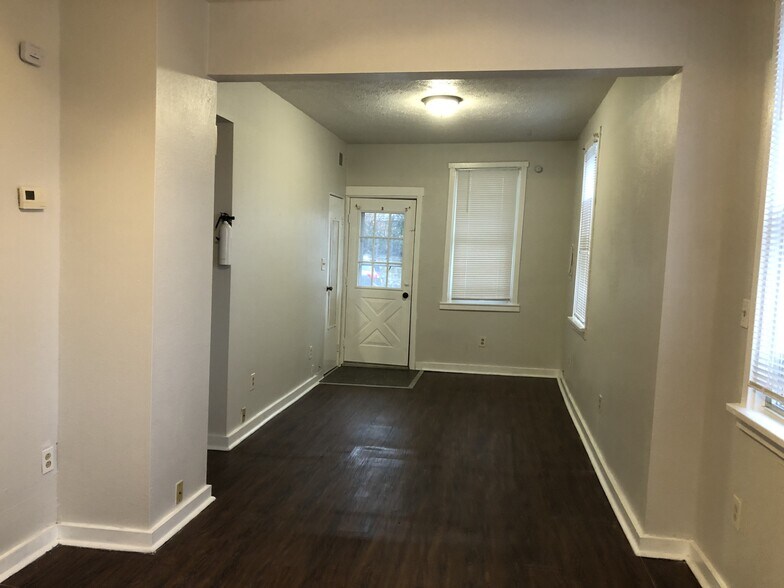 Building Photo - 516 Center Ave